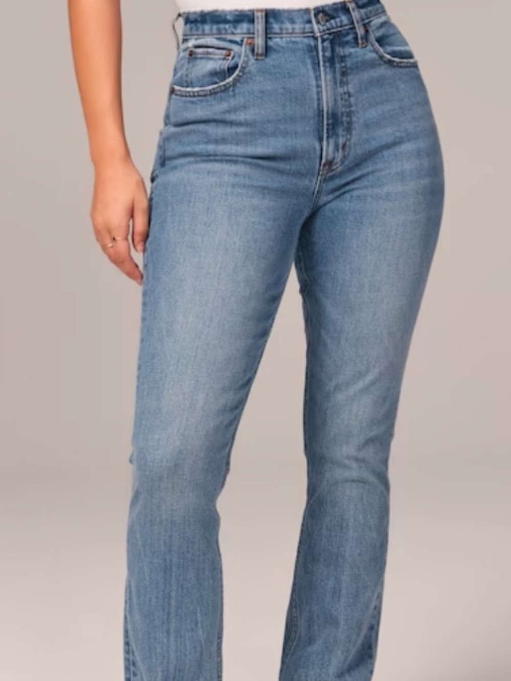 Abercrombie & Fitch Curve Love
Ultra High Rise 90s Slim
Straight Jean 12 Short